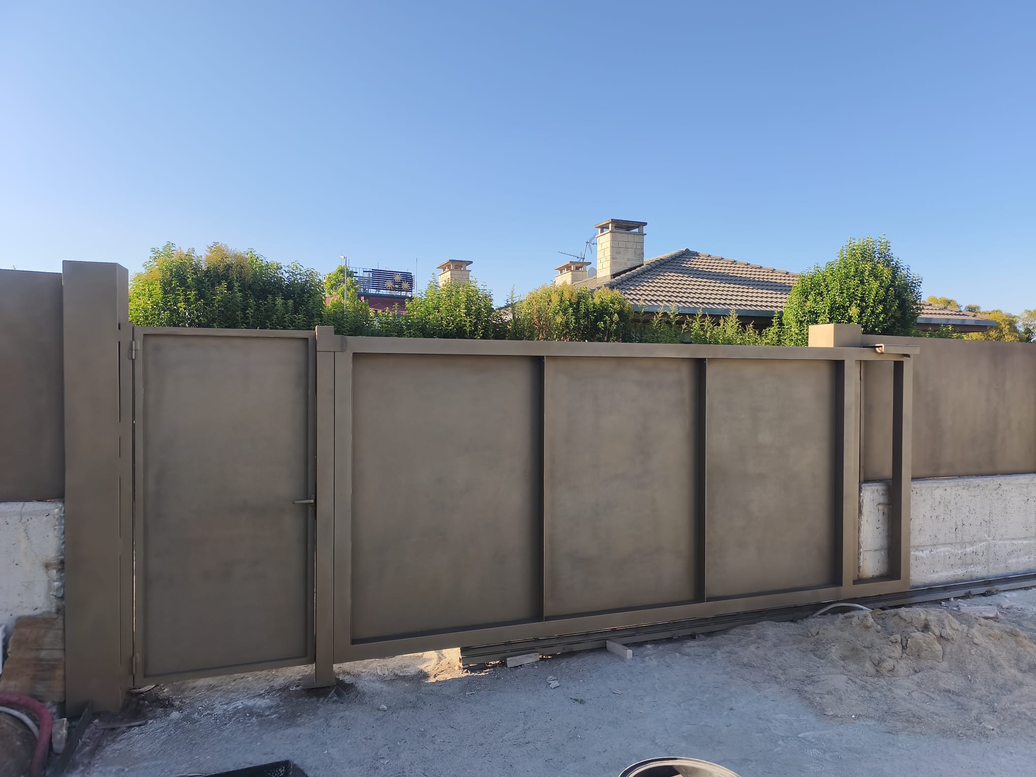 Puerta exterior de chalet y cancela