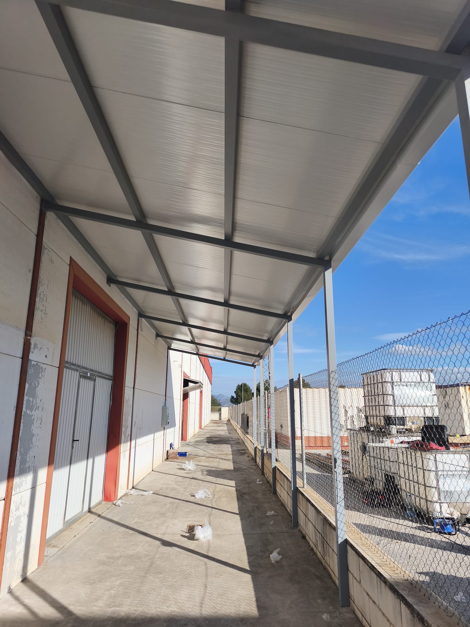 Cubierta y marquesina metálica