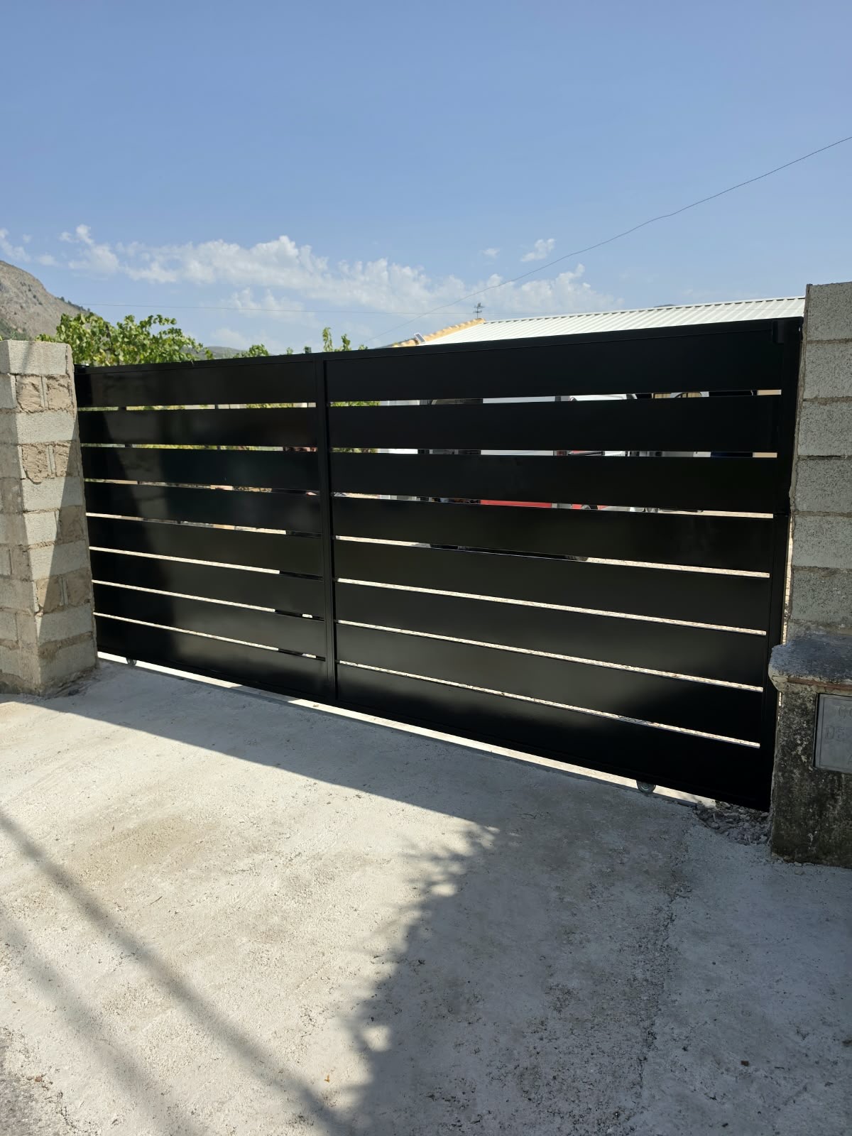 Puerta de acceso a parcela
